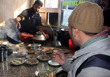 The Weekend Leader - For the extra calories to fight the bitter cold, Kashmiris turn to Harisa | Culture | Srinagar