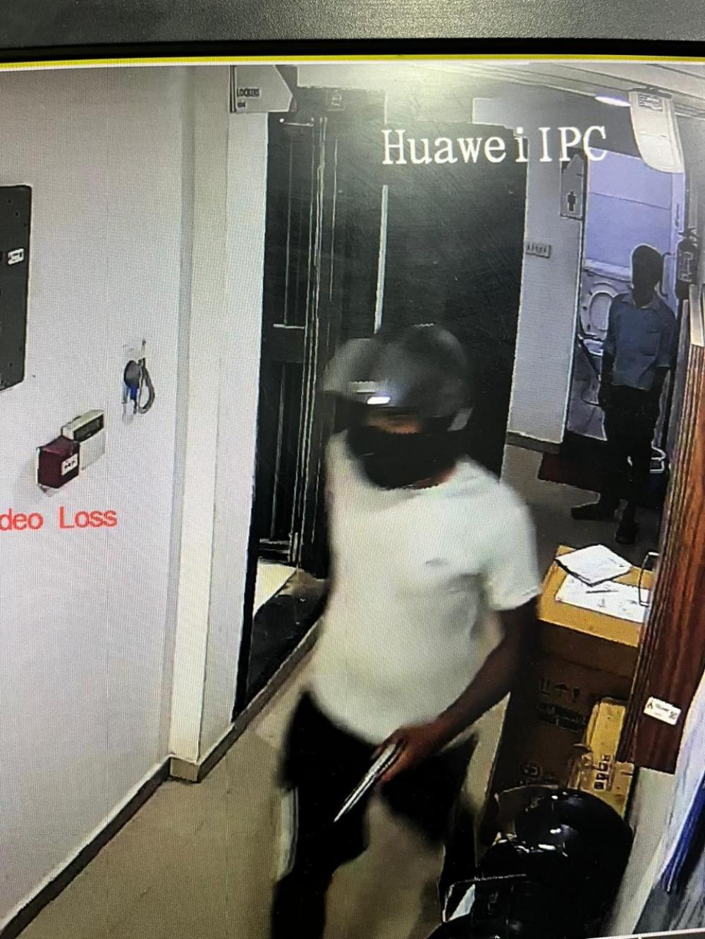 The Weekend Leader - Masked Men Rob Rs 1 Crore from Axis Bank in Vaishali, Bihar in Daring Heist