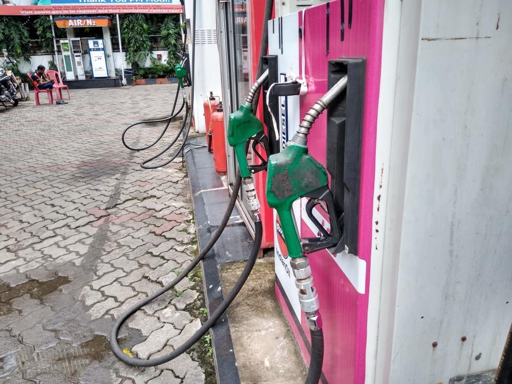 The Weekend Leader - Petrol, diesel prices rise again amid volatility in oil market