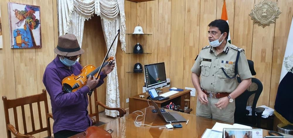 The Weekend Leader - Having lost his job, man with a violin winning hearts in Kolkata