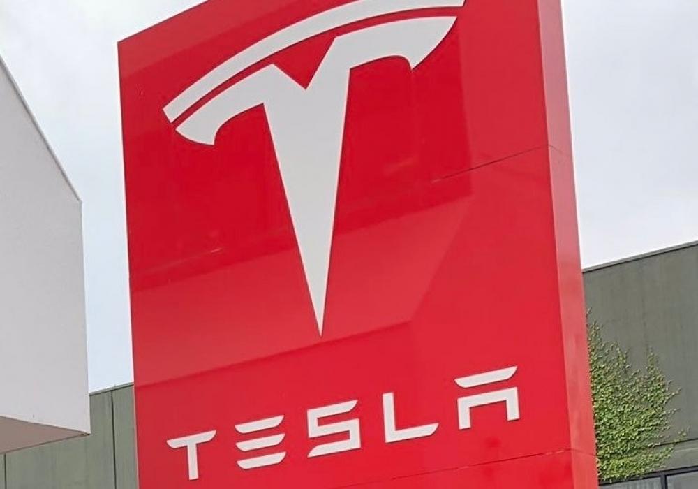 The Weekend Leader - Tesla vehicle with FSD Beta reportedly runs into pole