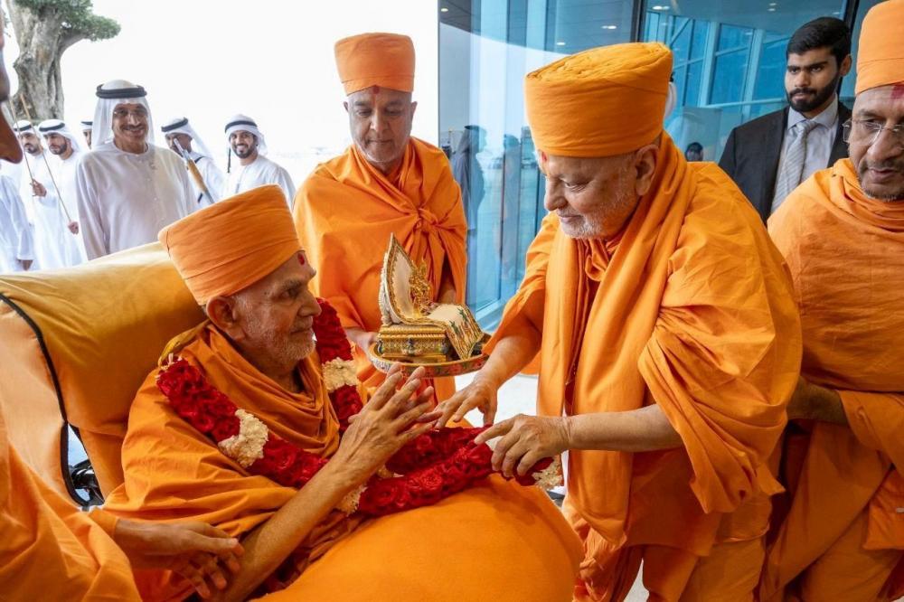 The Weekend Leader - Mahant Swami Maharaj Reaches Abu Dhabi For Inauguration of UAE's First Hindu Temple