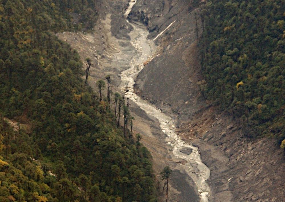 The Weekend Leader - Efforts on to clean Arunachal river after thousands of fish die as water turns black