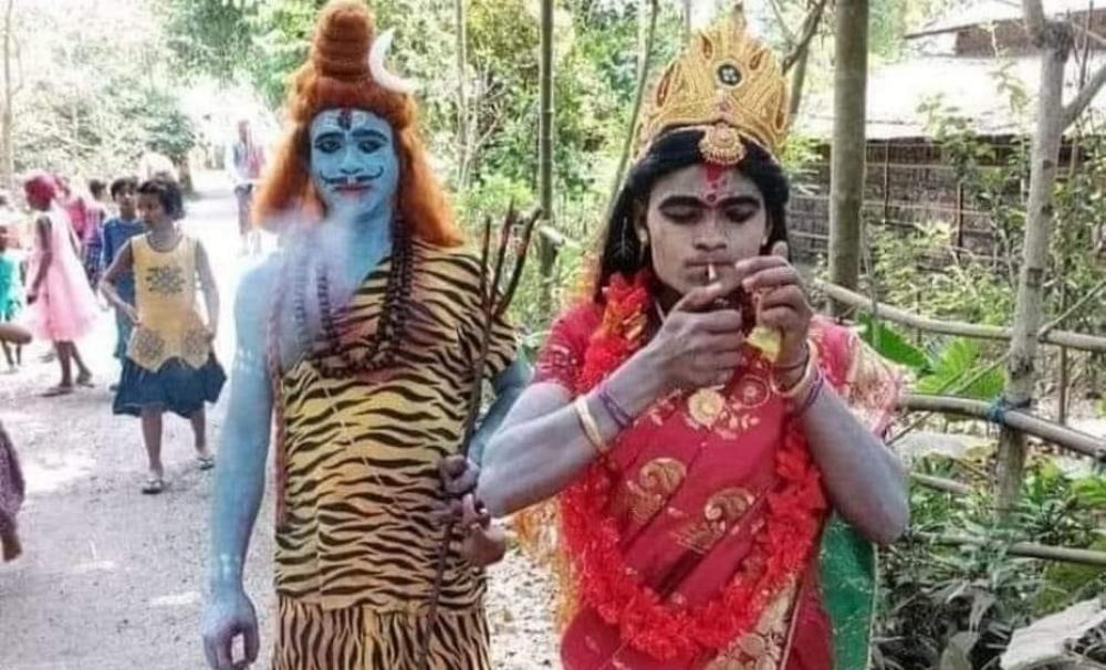 The Weekend Leader - Leena Manimekalai now shares pic showing 'Lord Shiva', 'Parvati' smoking