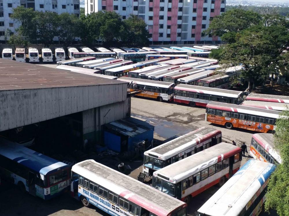 The Weekend Leader - T'gana to operate over 4,000 buses to clear Dasara rush