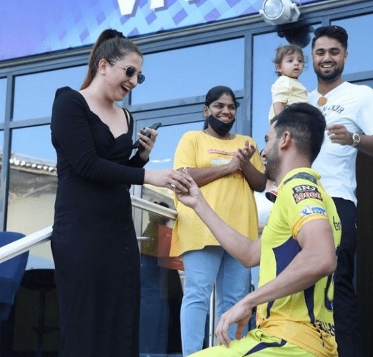 The Weekend Leader - IPL 2021: Deepak Chahar proposes his girlfriend after CSK vs PBKS match