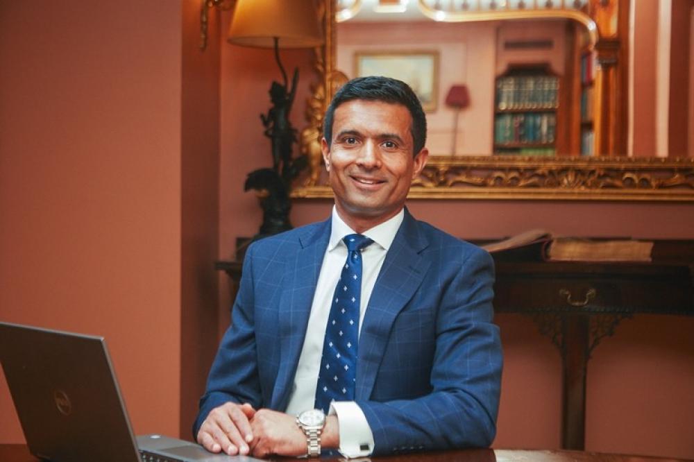 The Weekend Leader - How Yash Dubal Built A Y & J Solicitors, a Rs 40 Crore Visa Service Business from Humble Beginnings