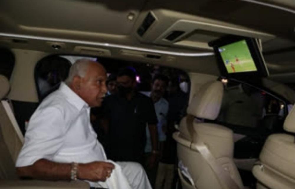 The Weekend Leader - Yediyurappa enjoys nail biting finish of RCB vs DC, pic goes viral