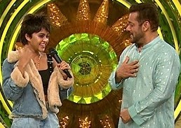 The Weekend Leader - 'Bigg Boss 15': Trending Sri Lankan singer Yohani enjoys crooning with Salman Khan