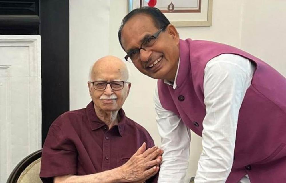 The Weekend Leader - Union Minister Chouhan Seeks Blessings From LK Advani Before Start Of New Inning