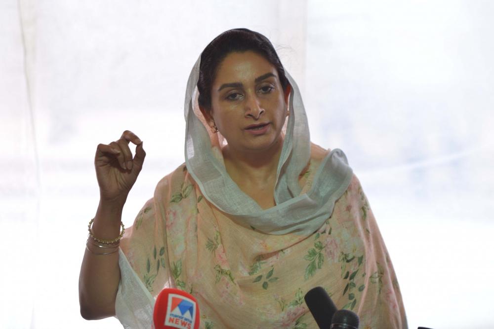 The Weekend Leader - Harsimrat displays farmers' photos in Parliament