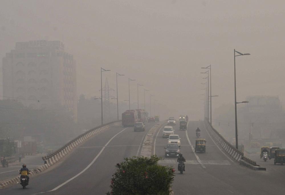 The Weekend Leader - Delhi's air quality plunges again, AQI slips to 293