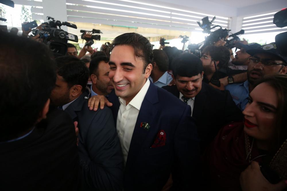 The Weekend Leader - Kaptaan bhag gaya', Bilawal taunts Pak govt