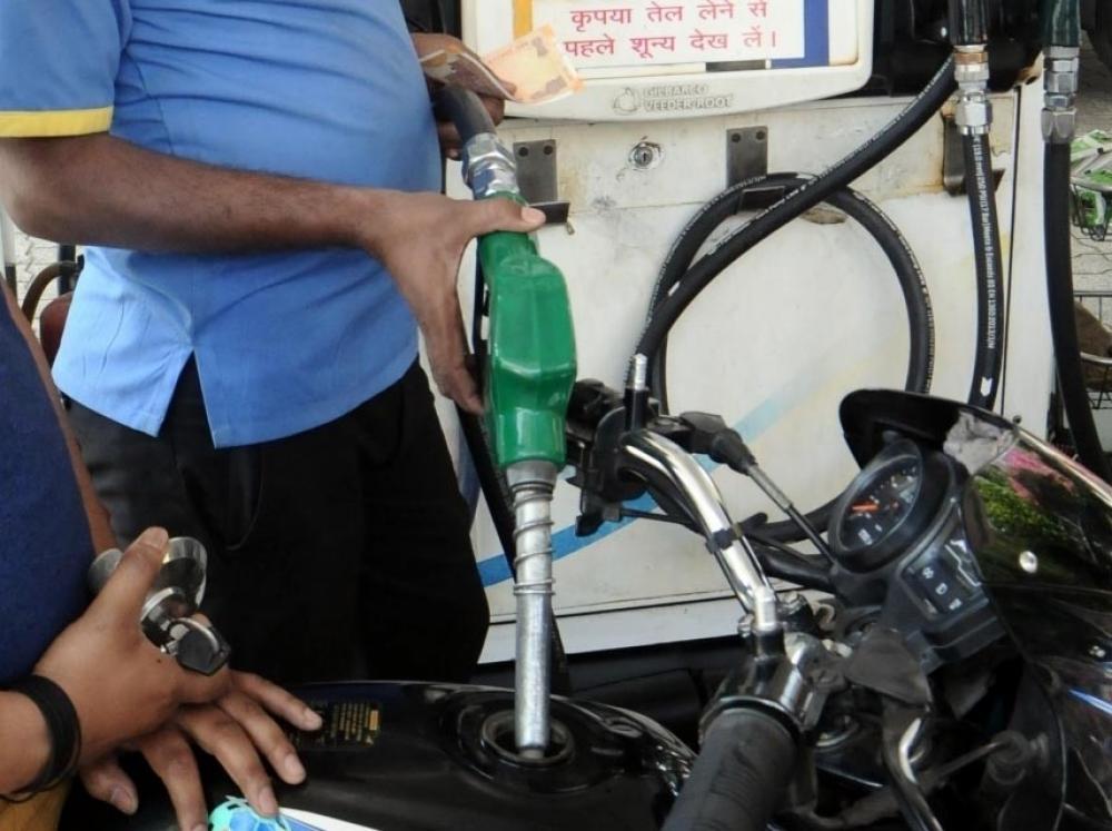 The Weekend Leader - Double century in Sri Ganganagar: Petrol-diesel cross Rs 100/l mark