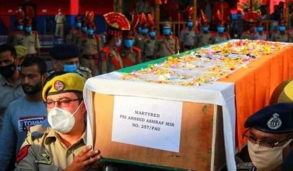 The Weekend Leader - Killing of cop in Kashmir triggers mass mourning, sets social media on fire