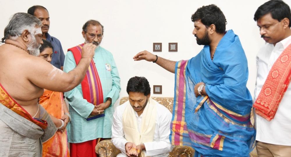 The Weekend Leader - Andhra Pradesh CM Jagan Mohan Reddy Conducts Special Puja Post-Elections for Government Continuity