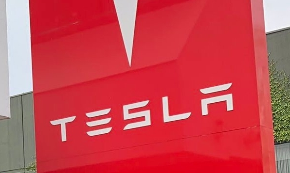 The Weekend Leader - US opens probe into Tesla Autopilot software after several crashes