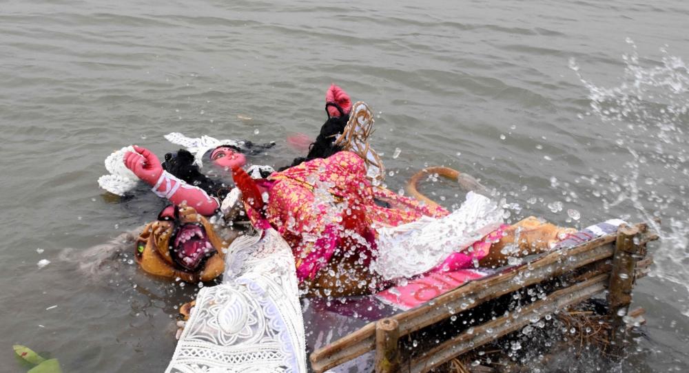 The Weekend Leader - Despite ban, devotees immerse idols in Yamuna