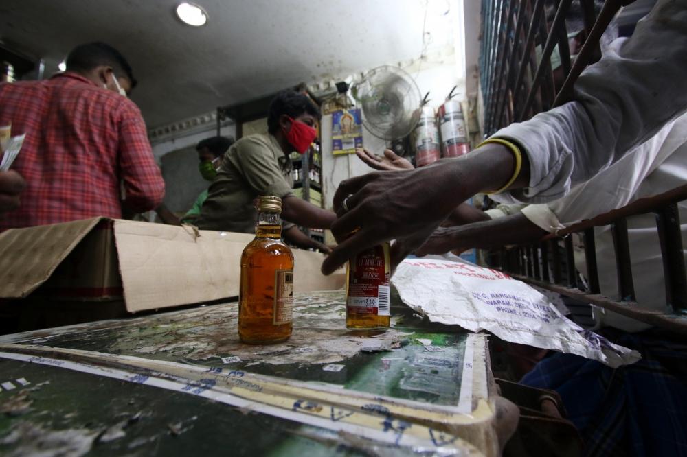 The Weekend Leader - After tough 50 days, a mad rush as liquor vends open in Kerala