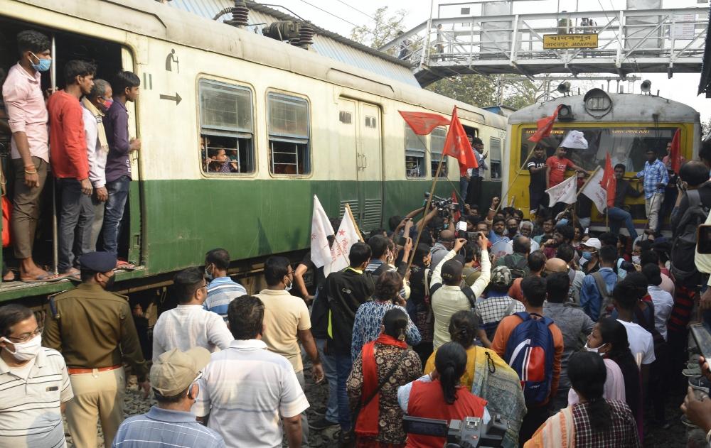 The Weekend Leader - Rail roko' protest: Farmers end stir at UP's Modinagar Rly station