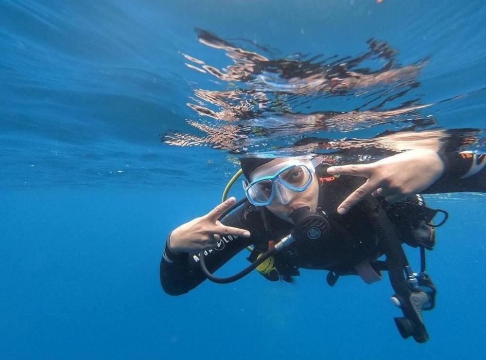 The Weekend Leader - Priyanka Chopra gets wet in scuba diving pics