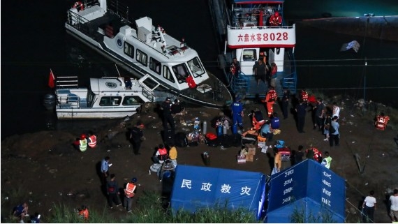 The Weekend Leader - 8 killed, 7 missing after passenger boat overturns in China