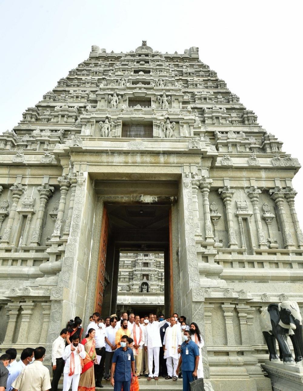 The Weekend Leader - Gold donations pour in for Telangana's Yadadri temple