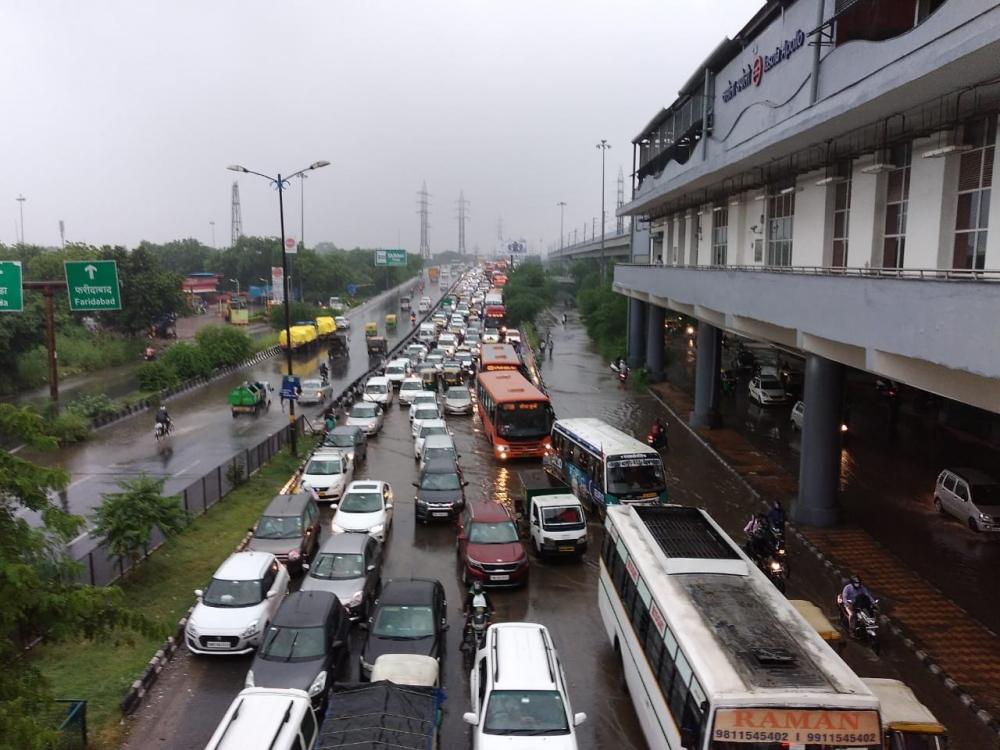 The Weekend Leader - Heavy rainfall in Delhi-NCR; water logging in several places