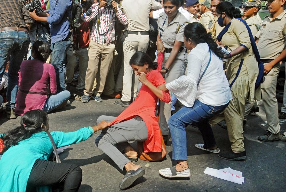 The Weekend Leader - Normal life thrown out of gear in Kolkata as protests intensify against late-night police action