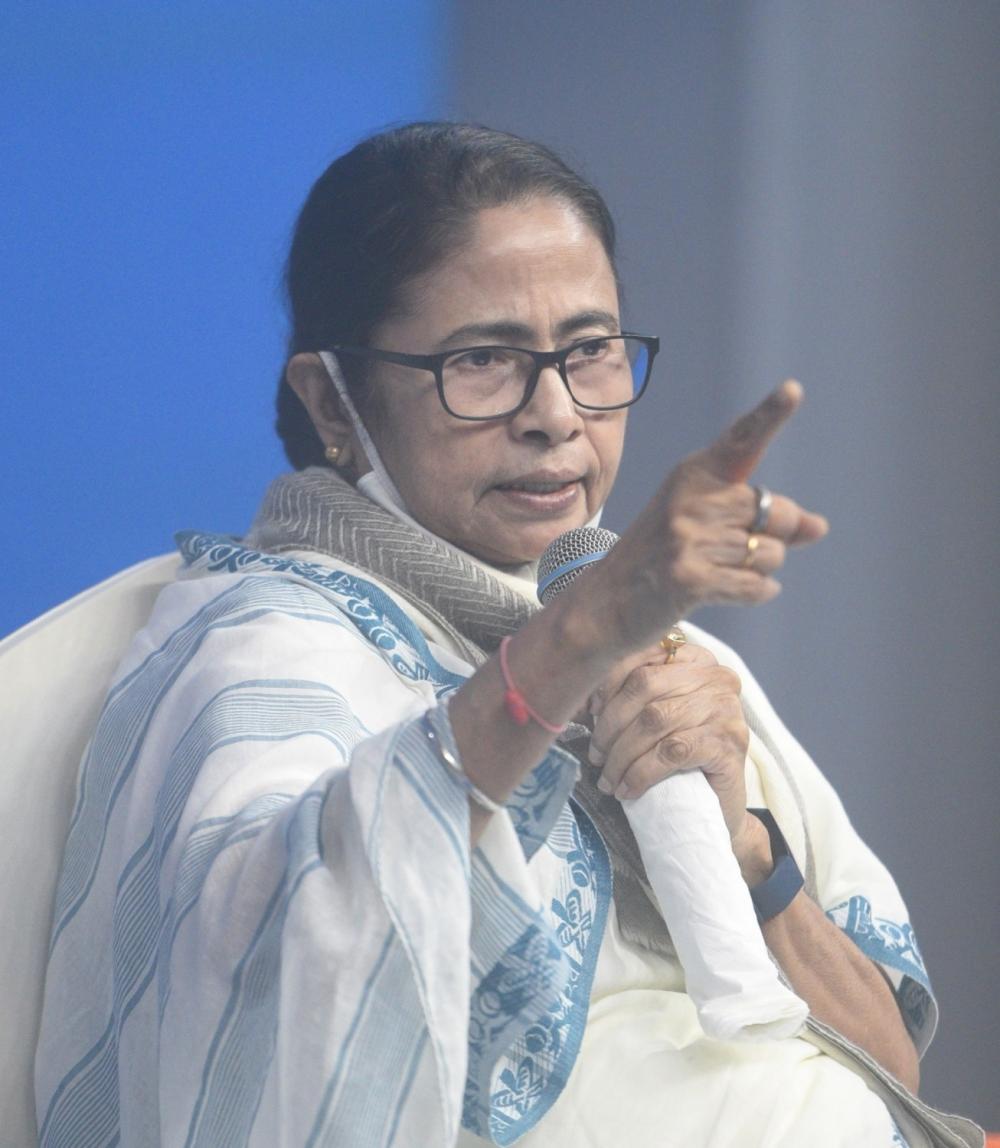 The Weekend Leader - Mamata questions utility of rights body before leaving for Delhi