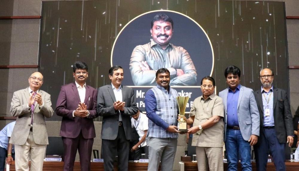 The Weekend Leader - Ecoline Founder Senthil Sankar Recognised with The Weekend Leader-VIT Person of the Year Award