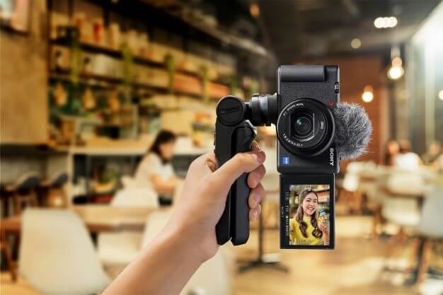 Sony camera with side-opening LCD screen in India for Rs 77,990