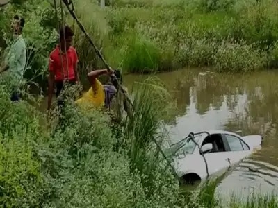 The Weekend Leader - 6 die in UP as car falls into ditch