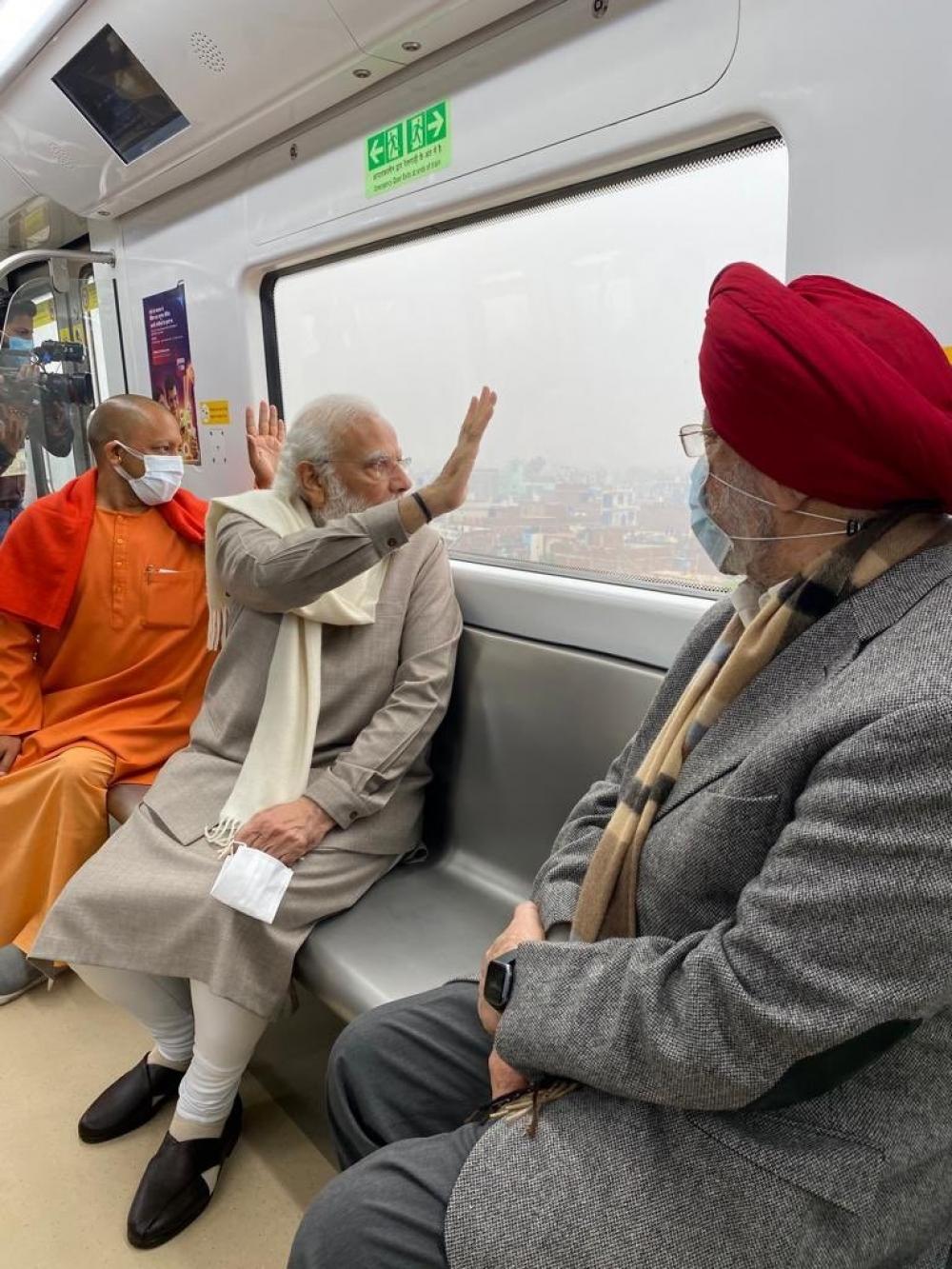 The Weekend Leader - PM Modi inaugurates Kanpur Metro with a ride