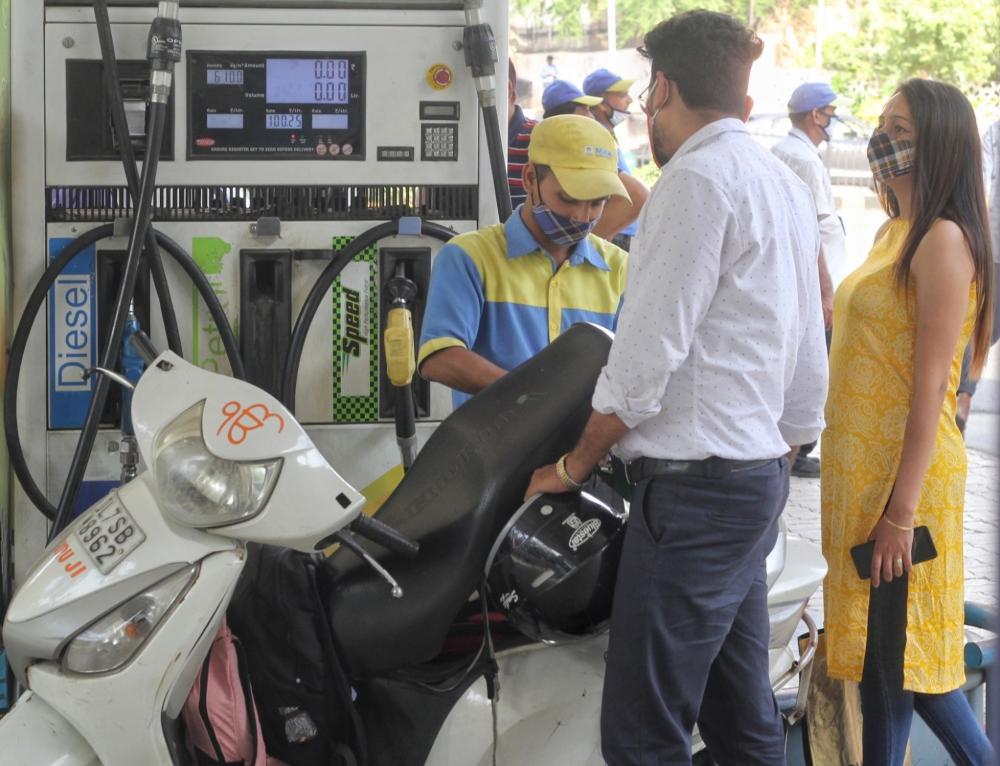 The Weekend Leader - Fuel prices unchanged across metros for 5th straight day