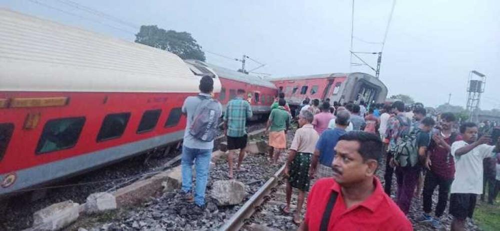 The Weekend Leader - 18 Coaches of Howrah-CSMT Express Derail in Jharkhand, 2 Dead and 50 Injured