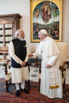 The Weekend Leader - PM Modi meets Pope Francis, invites him to visit India