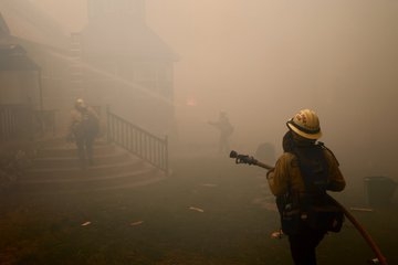 The Weekend Leader - Caldor Fire in California threatens Tahoe basin