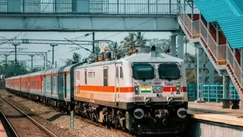 Panic as Nandan Kanan Express Coaches Detach Near DDU Junction