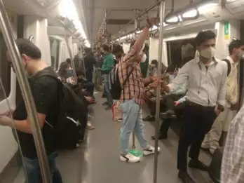 Delhi Unlocks: Metro passengers break rules on Day 1