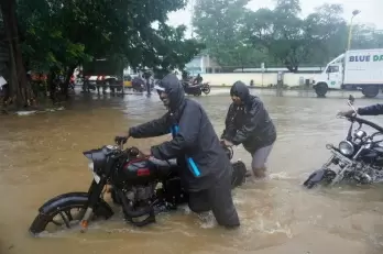 Heavy rains continue in Kerala, alert in 7 districts